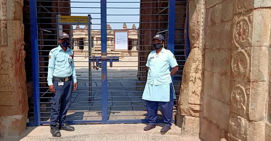 ಹಂಪಿ ಸ್ಮಾರಕಗಳ ವೀಕ್ಷಣೆಗೆ ಸಾರ್ವಜನಿಕರ ಪ್ರವೇಶ ನಿರ್ಬಂಧಿಸಿರುವುದರಿಂದ ಶುಕ್ರವಾರ ವಿಜಯ ವಿಠಲ ದೇವಸ್ಥಾನದ ಪ್ರವೇಶ ದ್ವಾರಕ್ಕೆ ಬೀಗ ಜಡಿದು, ಭದ್ರತಾ ಸಿಬ್ಬಂದಿ ನಿಯೋಜಿಸಲಾಗಿತ್ತು
