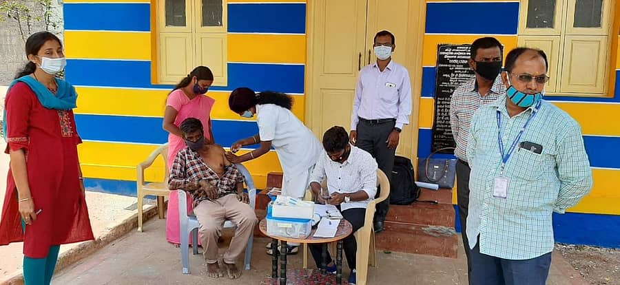 ಜಿಲ್ಲೆಯ ಕೋವಿಡ್ ಲಸಿಕಾ ಕೇಂದ್ರದಲ್ಲಿ 45 ವರ್ಷಕ್ಕಿಂತ ಹೆಚ್ಚು ವಯಸ್ಸಿನವರಿಗೆ ಸಿಬ್ಬಂದಿ ಲಸಿಕೆ ನೀಡುತ್ತಿರುವುದು