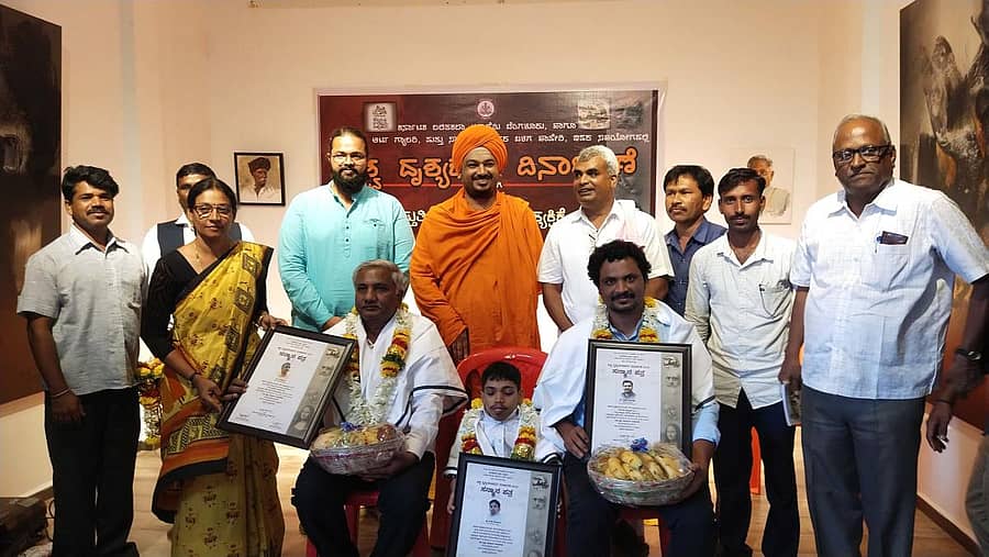 ಕರ್ನಾಟಕ ಲಲಿತಕಲಾ ಅಕಾಡೆಮಿಯ ಗೌರವ ಪ್ರಶಸ್ತಿ ಪುರಸ್ಕೃತರಾದ ಬಿ.ಮಾರುತಿ, ಅಕಾಡೆಮಿಯ ಕಲಾ ಪ್ರದರ್ಶನ ಪ್ರಶಸ್ತಿ ಪುರಸ್ಕೃತ ಕಿರಣ ಶೇರಖಾನೆ ಹಾಗೂ ಲಲಿಕಲಾ ಅಕಾಡೆಮಿ ಸದಸ್ಯರಾದ ಗಣೇಶ ಧಾರೇಶ್ವರ ಅವರನ್ನು ಹಾವೇರಿ ನಗರದ ಹಂಚಿನಮನಿ ಆರ್ಟ್ ಗ್ಯಾಲರಿಯಿಂದ ಸನ್ಮಾನಿಸಲಾಯಿತು