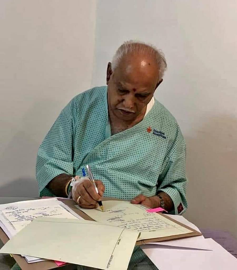 ಮೊದಲ ಬಾರಿ ಕೊರೊನಾ ವೈರಸ್‌ ಸೋಂಕಿಗೆ ಒಳಗಾಗಿದ್ದ ಸಿಎಂ ಯಡಿಯೂರಪ್ಪ ಅವರು ಮಣಿಪಾಲ್ ಆಸ್ಪತ್ರೆಯಲ್ಲಿ ಚಿಕಿತ್ಸೆಯ ನಡುವೆ ಕಡತಗಳಿಗೆ ಸಹಿ ಹಾಕಿದ್ದರು–ಸಂಗ್ರಹ ಚಿತ್ರ