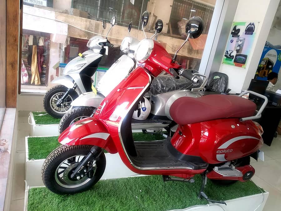 ಕಾರವಾರದ ಶೋರೂಂನಲ್ಲಿ ಮಾರಾಟಕ್ಕೆ ಇಟ್ಟಿರುವ ಬ್ಯಾಟರಿ ಚಾಲಿತ ಸ್ಕೂಟರ್ಗಳು