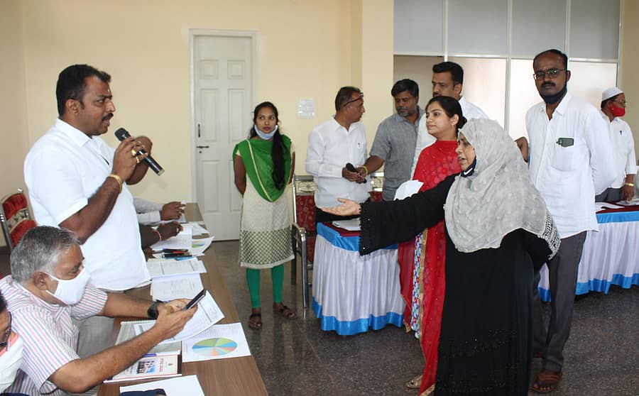 ಬಜೆಟ್ ಮಂಡನೆ ವೇಳೆ ವಾರ್ಡ್ಗಳ ಸಮಸ್ಯೆ ಬಗೆಹರಿಸುವಂತೆ ಒತ್ತಾಯಿಸಿ ಪ್ರತಿಭಟನೆಗೆ ಮುಂದಾದ ಸದಸ್ಯರು