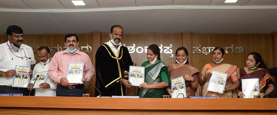 ದಾವಣಗೆರೆಯ ಪಾಲಿಕೆ ಕಚೇರಿಯಲ್ಲಿ ಮೇಯರ್ ಎಸ್.ಟಿ. ವೀರೇಶ್ ಅವರು ಬಜೆಟ್ ಪುಸ್ತಕವನ್ನು ಬಿಡುಗಡೆ ಮಾಡಿದರು. –ಪ್ರಜಾವಾಣಿ ಚಿತ್ರ