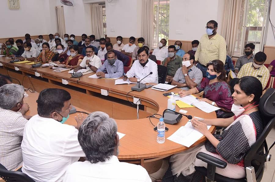 ಬೆಂಬಲ ಬೆಲೆ ಯೋಜನೆಯಡಿ ಭತ್ತದ ಹಲ್ಲಿಂಗ್ ಪ್ರಕ್ರಿಯೆ ಕುರಿತು ಜಿಲ್ಲಾಧಿಕಾರಿ ಎಸ್.ಅಶ್ವಥಿ ಜಿಲ್ಲಾ ಟಾಸ್ಕ್ ಫೋಸ್ಕ್ ಸಮಿತಿ ಸಭೆ ನಡೆಸಿದರು