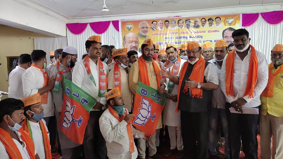 ಕಾಳಗಿ ಪಟ್ಟಣದಲ್ಲಿ ಶುಕ್ರವಾರ ತಾಲ್ಲೂಕಿನ ವಿವಿಧ ಗ್ರಾಮಗಳ ಕಾಂಗ್ರೆಸ್ ಮುಖಂಡರು, ಕಾರ್ಯಕರ್ತರು ಸಂಸದ ಡಾ.ಉಮೇಶ ಜಾಧವ ಮತ್ತು ಶಾಸಕ ಅವಿನಾಶ ಜಾಧವ ನೇತೃತ್ವದಲ್ಲಿ ಬಿಜೆಪಿ ಸೇರಿದರು