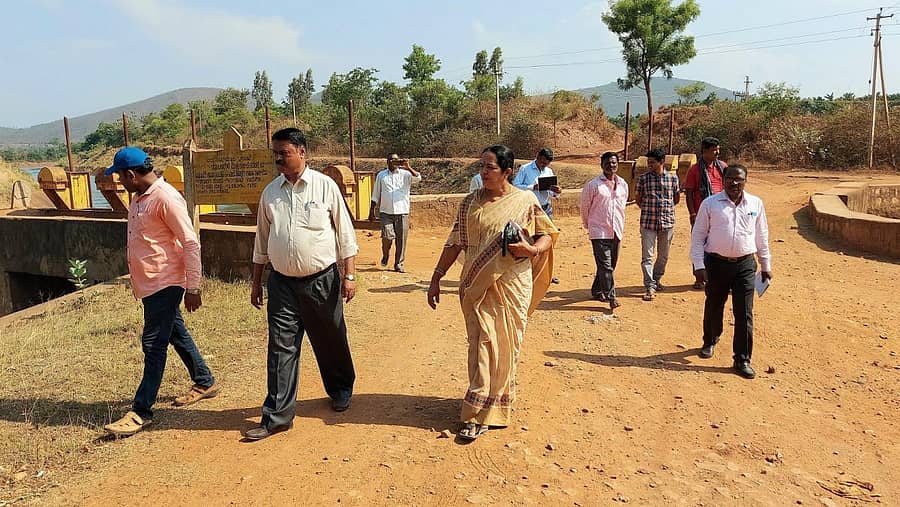 ಚನ್ನಗಿರಿ ತಾಲ್ಲೂಕಿನ ಸೇವಾನಗರದಲ್ಲಿರುವ ರೆಗ್ಯುಲೇಟರಿ-2 ನಾಲೆ ನಿರ್ವಹಣಾ ಕೇಂದ್ರಕ್ಕೆ ಕಾಡಾ ಅಧಕ್ಷೆ ಪವಿತ್ರ ರಾಮಯ್ಯ ಇಲಾಖೆಯ ಅಧಿಕಾರಿಗಳೊಂದಿಗೆ ಶುಕ್ರವಾರ‌ ಭೇಟಿ ನೀಡಿದರು