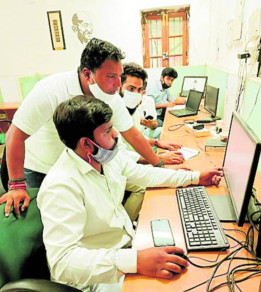 ಕೊರೊನಾ ‘ಸಹಾಯವಾಣಿ’ ಕೇಂದ್ರದಲ್ಲಿನ ಕಾರ್ಯಕರ್ತರೊಂದಿಗೆ ಸಮಾಲೋಚನೆ ನಡೆಸುತ್ತಿರುವ ಯುವ ಕಾಂಗ್ರೆಸ್‌ ರಾಷ್ಟ್ರೀಯ ಅಧ್ಯಕ್ಷ ಬಿ.ವಿ. ಶ್ರೀನಿವಾಸ್‌