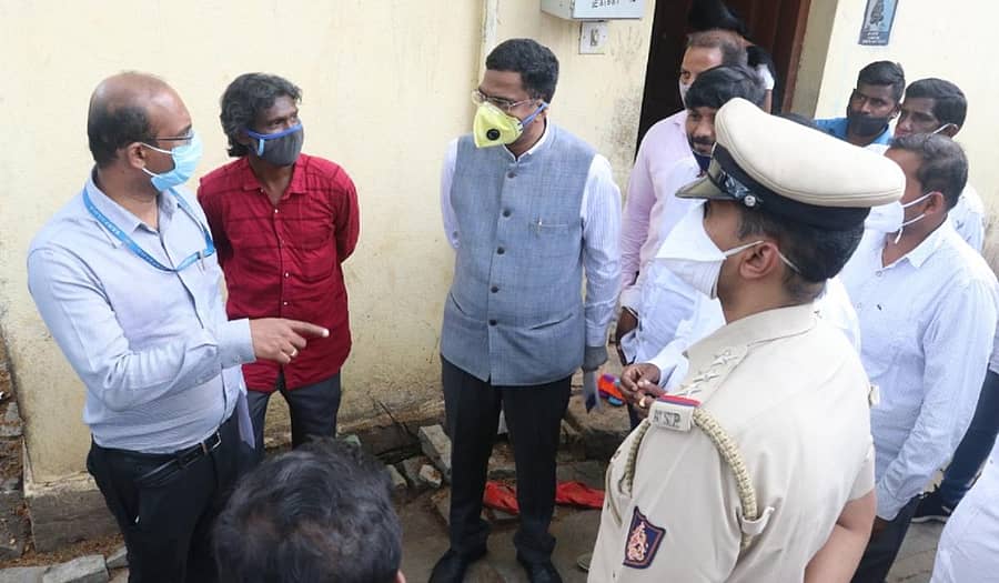 ವೆಂಕಟೇಶ ದೊಡ್ಡೇರಿ ಅವರು ಅಧಿಕಾರಿಗಳೊಂದಿಗೆ ಚರ್ಚೆ ನಡೆಸಿದರು. ವಿಶೇಷ ಆಯುಕ್ತ ಡಿ.ರಂದೀಪ್ ಇತರರು ಇದ್ದಾರೆ