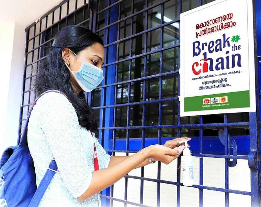 ಕಾಸರಗೋಡು ಜಿಲ್ಲೆಯಲ್ಲಿ ವಿದ್ಯಾರ್ಥಿನಿಯೊಬ್ಬರು ಸ್ಯಾನಿಟೈಸರ್‌ ಬಳಸುತ್ತಿರುವುದು.