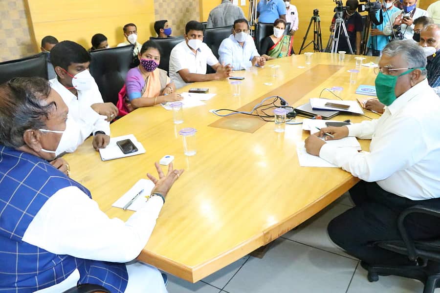 ಶಿವಮೊಗ್ಗದ ಮೆಗ್ಗಾನ್ ಆಸ್ಪತ್ರೆಯಲ್ಲಿ ಶನಿವಾರ ನಡೆದ ಸಭೆಯಲ್ಲಿ ಜಿಲ್ಲಾ ಉಸ್ತುವಾರಿಸ ಚಿವ ಕೆ.ಎಸ್.ಈಶ್ವರಪ್ಪ ಮಾತಾಡಿದರು.