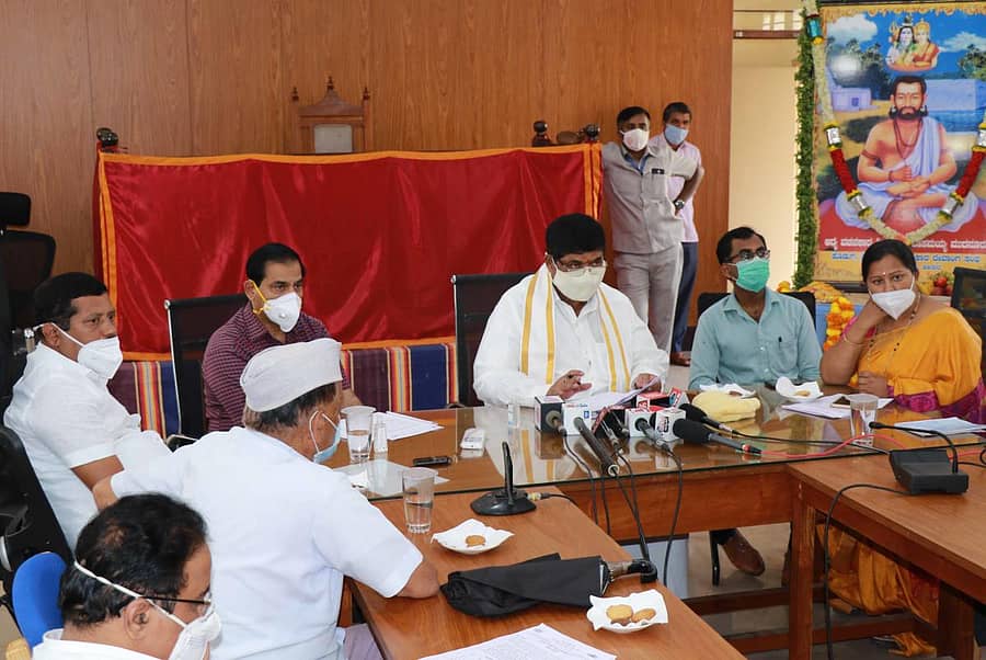 ಹಾಸನದಲ್ಲಿ ಉಸ್ತುವಾರಿ ಸಚಿವ ಕೆ.ಗೋಪಾಲಯ್ಯ ಮಾತನಾಡಿದರು.