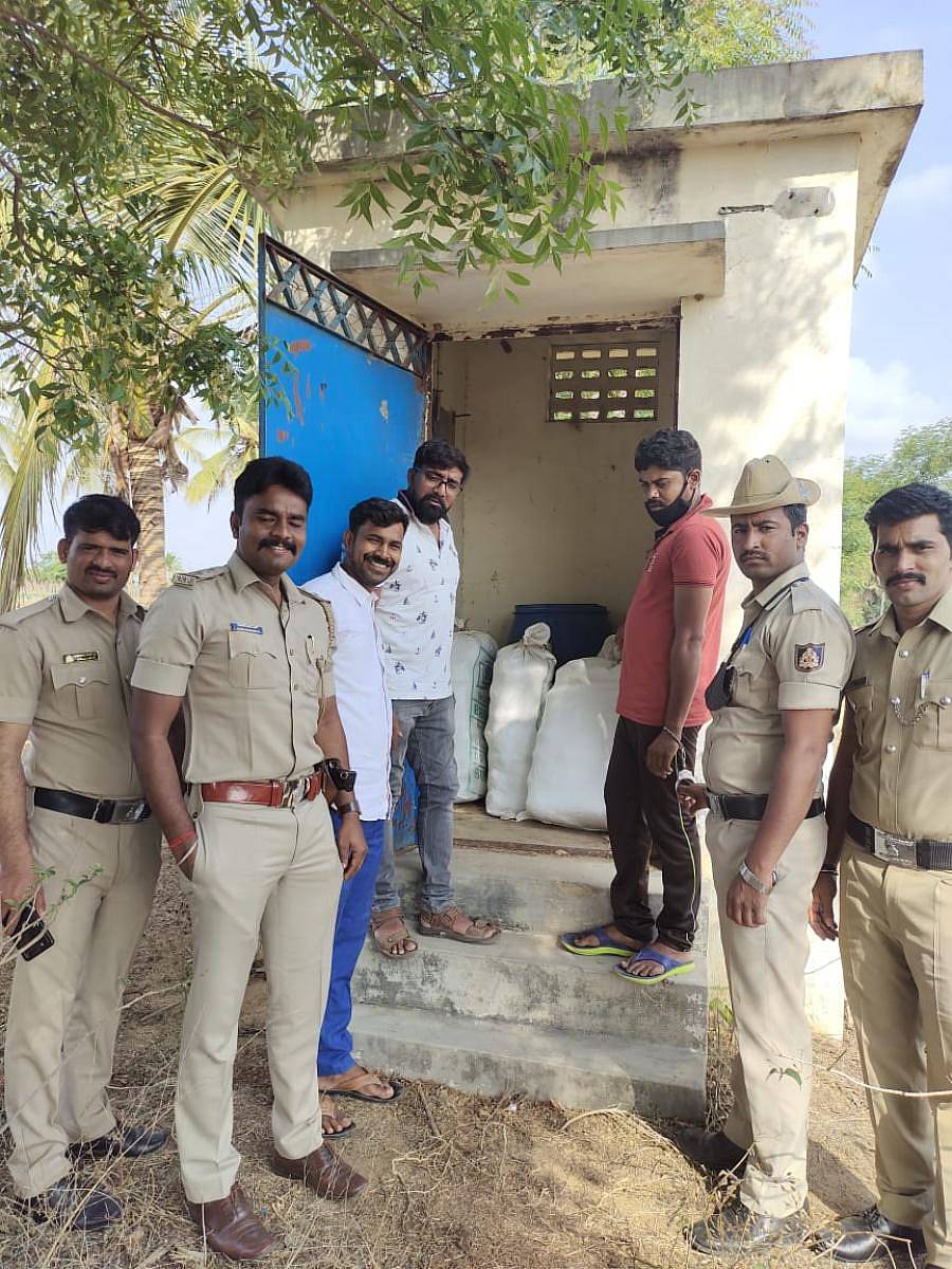 ಪಂಪ್ಹೌಸ್ನಲ್ಲಿಟ್ಟಿದ್ದ ಗಾಂಜಾ ಚೀಲಗಳನ್ನು ಪೊಲೀಸರು ಜಪ್ತಿ ಮಾಡಿದರು