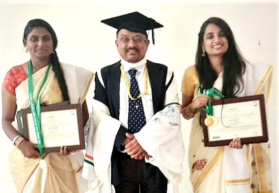 ದೇವಿಹೊಸೂರಿನ ತೋಟಗಾರಿಕಾ ಅಭಿಯಾಂತ್ರಿಕ ಮತ್ತು ಆಹಾರ ತಂತ್ರಜ್ಞಾನ ಮಹಾವಿದ್ಯಾಲಯದ ವಿದ್ಯಾರ್ಥಿನಿಯರಾದ ಕರುಣಾ ಅಪ್ಪುಗೋಳ ಮತ್ತು ಅರುಣಾ ಎಸ್.ಟಿ. ಅವರು ಬಿ ಟೆಕ್. (ಆಹಾರ ತಂತ್ರಜ್ಞಾನ) ಪದವಿಯಲ್ಲಿ ಅತ್ಯಧಿಕ ಅಂಕಗಳನ್ನು ಗಳಿಸಿ, ಚಿನ್ನದ ಪದಕವನ್ನು ಪಡೆದುಕೊಂಡಿದ್ದಾರೆ.