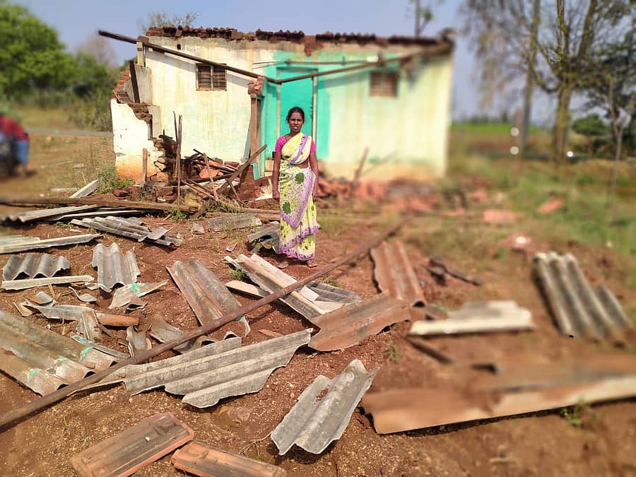 ಮನೆಯ ಮೇಲ್ಚಾವಣಿ ಹಾರಿ ಹೋಗಿರುವುದು