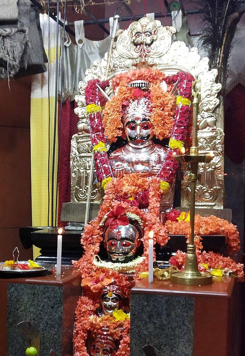 ಕಾರವಾರದ ಕೋಡಿಬಾಗದಲ್ಲಿರುವ ಖಾಪ್ರಿ ದೇವರ ವಿಗ್ರಹ