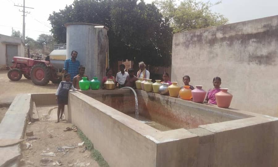 ಮಧುಗಿರಿ ತಾಲ್ಲೂಕು ಸಿದ್ದಾಪುರ ಗ್ರಾಮ ಪಂಚಾಯಿತಿಯಿಂದ ಮರಿತಿಮ್ಮನಹಳ್ಳಿ ಗೊಲ್ಲರಹಟ್ಟಿಗೆ ಟ್ಯಾಂಕರ್ ಮೂಲಕ ನೀರು ಸರಬರಾಜು ಮಾಡಲಾಗುತ್ತಿದೆ