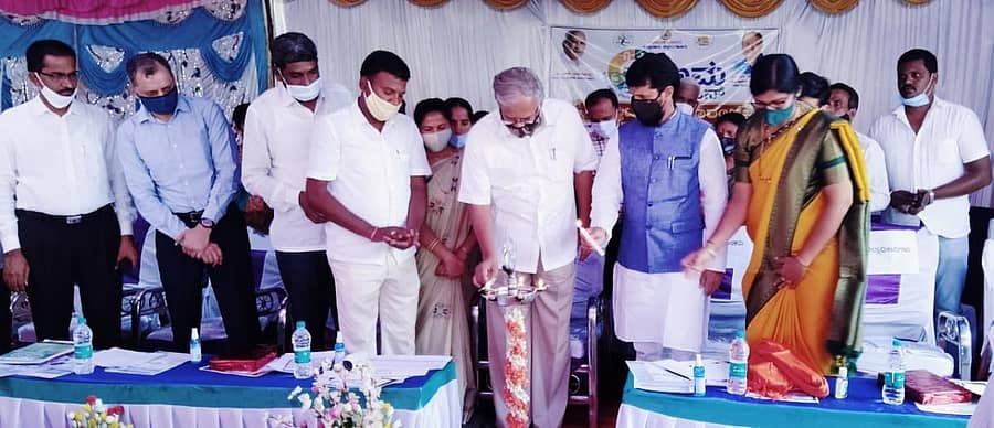 ತಾಲ್ಲೂಕಿನ ದೇವನೂರಿನಲ್ಲಿ ‘ಗ್ರಾಮ ಒನ್’ ಯೋಜನೆಯನ್ನು ಸಚಿವ ಸುರೇಶ್ ಕುಮಾರ್ ಉದ್ಘಾಟಿಸಿದರು.