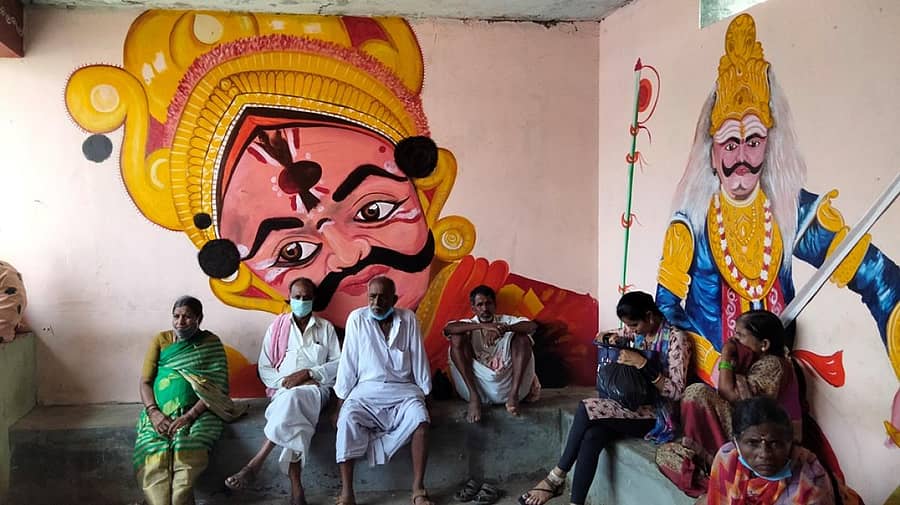 ಅಜ್ಜಂಪುರ ತಂಗುದಾಣದಲ್ಲಿ ಅರಳಿರುವ ಚಿತ್ರ