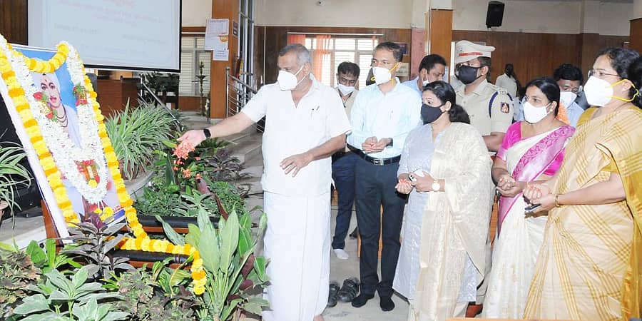 ತುಮಕೂರು ಜಿ.ಪಂ.ನಲ್ಲಿ ದೇವರ ದಾಸಿಮಯ್ಯ ಜಯಂತಿ ಅಂಗವಾಗಿ ಅವರ ಭಾವಚಿತ್ರಕ್ಕೆ ಸಚಿವ ಜೆ.ಸಿ.ಮಾಧುಸ್ವಾಮಿ ಪುಷ್ಪನಮನ ಸಲ್ಲಿಸಿದರು