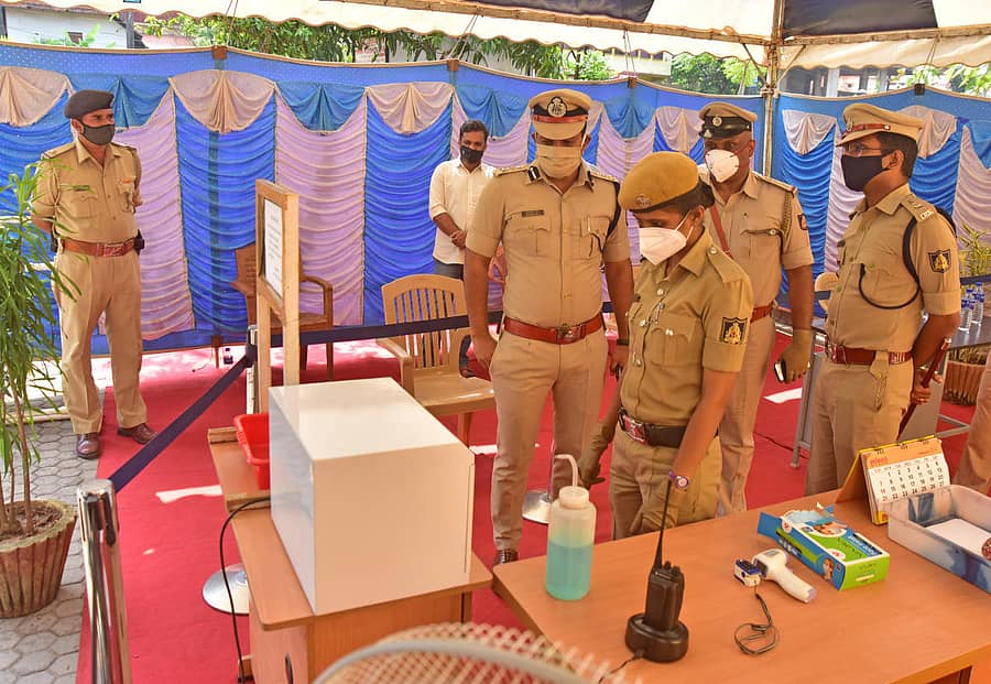 ಮಂಗಳೂರಿನ ಉರ್ವ ಠಾಣೆಯಲ್ಲಿ ನಿರ್ಮಿಸಲಾದ ಮಾದರಿ ಠಾಣೆಗೆ ನಗರ ಪೊಲೀಸ್ ಕಮಿಷನರ್‌ ಎನ್.ಶಶಿಕುಮಾರ್ ಶನಿವಾರ ಭೇಟಿ ನೀಡಿ ಪರಿಶೀಲಿಸಿದರು.