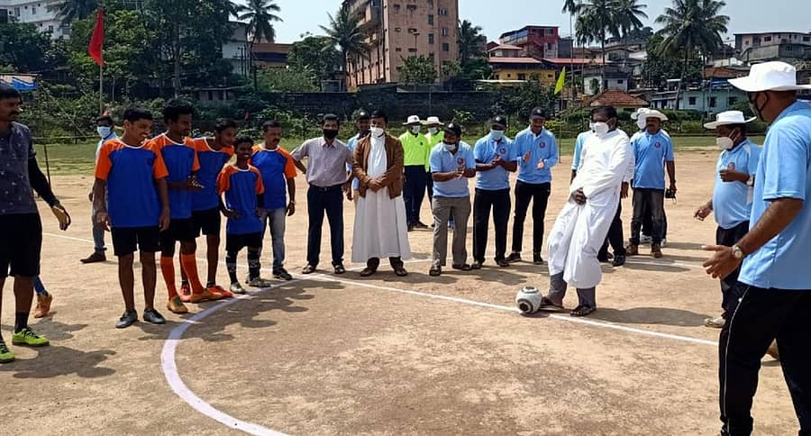 ವಿರಾಜಪೇಟೆಯ ಸಂತ ಅನ್ನಮ್ಮ ವಿದ್ಯಾಸಂಸ್ಥೆಯ ಮೈದಾನದಲ್ಲಿ ಆಯೋಜಿಸಿರುವ ಫುಟ್‌ಬಾಲ್ ಟೂರ್ನಿಗೆ ಧರ್ಮಗುರು ಮದಲೈ ಮುತ್ತು ಶನಿವಾರ ಚಾಲನೆ ನೀಡಿದರು