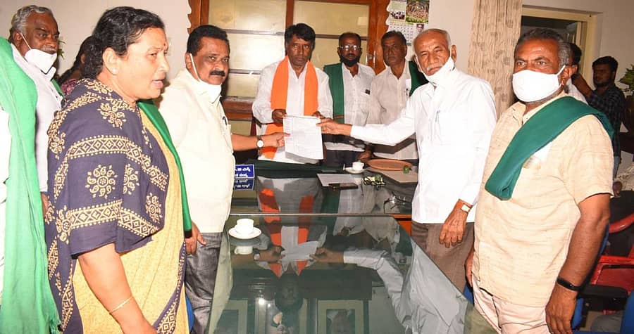 ಇ– ಮತದಾನ, ಆನ್ಲೈನ್ ಸರ್ವಸದಸ್ಯರ ಸಭೆ ರದ್ದು ಮಾಡುವಂತೆ ಒತ್ತಾಯಿಸಿ ರೈತ ಹಿತರಕ್ಷಣಾ ಸಮಿತಿ ಸದಸ್ಯರು ಮೈಷುಗರ್ ಅಧ್ಯಕ್ಷ ಶಿವಲಿಂಗೇಗೌಡ ಅವರಿಗೆ ಮನವಿ ಸಲ್ಲಿಸಿದರು