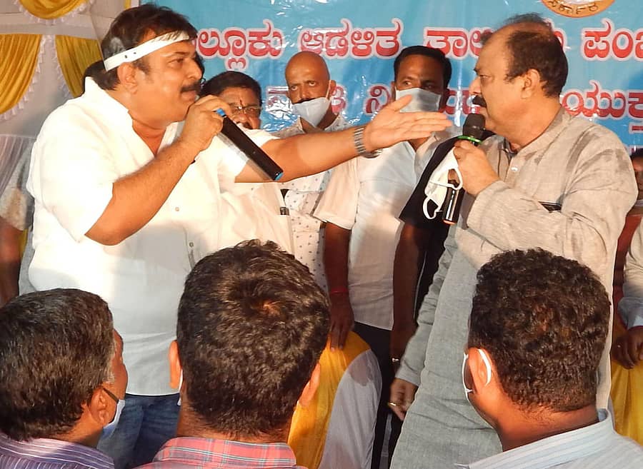 ಶ್ರೀರಂಗಪಟ್ಟಣದಲ್ಲಿ ಶನಿವಾರ ನಡೆದ ಕಂದಾಯ ಅದಾಲತ್, ನಿವೇಶನ ರಹಿತರಿಗೆ ಹಕ್ಕು ಪತ್ರ ವಿತರಿಸುವ ಕಾರ್ಯಕ್ರಮದಲ್ಲಿ ಶಾಸಕ ರವೀಂದ್ರ ಶ್ರೀಕಂಠಯ್ಯ ಮತ್ತು ಜಿಲ್ಲಾ ಉಸ್ತುವಾರಿ ಸಚಿವ ನಾರಾಯಣಗೌಡ ಅವರ ನಡುವೆ ವಾಗ್ವಾದ ನಡೆಯಿತು