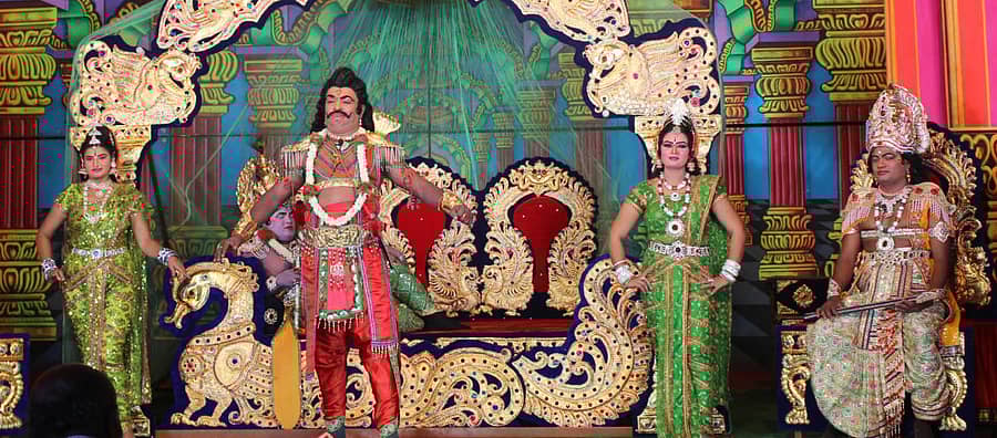 ಮಾಗಡಿಯ ಹೊಸಪೇಟೆಯಲ್ಲಿ ರಂಗನಾಥಸ್ವಾಮಿ ಕೃಪಾಪೋಷಿತ ಕಲಾ ಸಂಘದಿಂದ ‘ಕುರುಕ್ಷೇತ್ರ’ ಪೌರಾಣಿಕ ನಾಟಕ ಪ್ರದರ್ಶನ ನಡೆಯಿತು