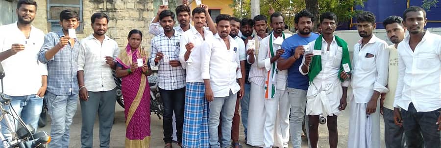 ತುರ್ವಿಹಾಳ ಪಟ್ಟಣದಲ್ಲಿ ಮತ ವಂಚಿತ ಮತದಾರರು ಅಧಿಕಾರಿಗಳ ವಿರುದ್ದ ಆಕ್ರೋಶ ವ್ಯಕ್ತಪಡಿಸಿದರು