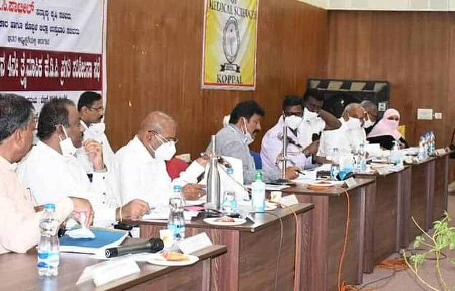 ಕೊಪ್ಪಳ ಮೆಡಿಕಲ್ ಕಾಲೇಜಿನಲ್ಲಿ ನಡೆದ ತ್ರೈಮಾಸಿಕ ಪ್ರಗತಿ ಪರಿಶೀಲನಾ ಸಭೆಯಲ್ಲಿ ಜಿಲ್ಲಾ ಉಸ್ತುವಾರಿ ಸಚಿವ ಬಿ.ಸಿ.ಪಾಟೀಲ ಮಾತನಾಡಿದರು