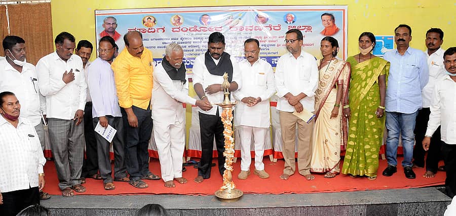 ದಾವಣಗೆರೆಯಲ್ಲಿ ಶನಿವಾರ ಮಾದಿಗ ದಂಡೋರ ಜಿಲ್ಲಾ ಸಮಿತಿಯಿಂದ ಆಯೋಜಿಸಿದ್ದ ಅಭಿನಂದನಾ ಮತ್ತು ಜಾಗೃತಿ ಕಾರ್ಯಕ್ರಮವನ್ನು ಉದ್ಘಾಟಿಸಿ ಅವರು ಮಾತನಾಡಿದರು.