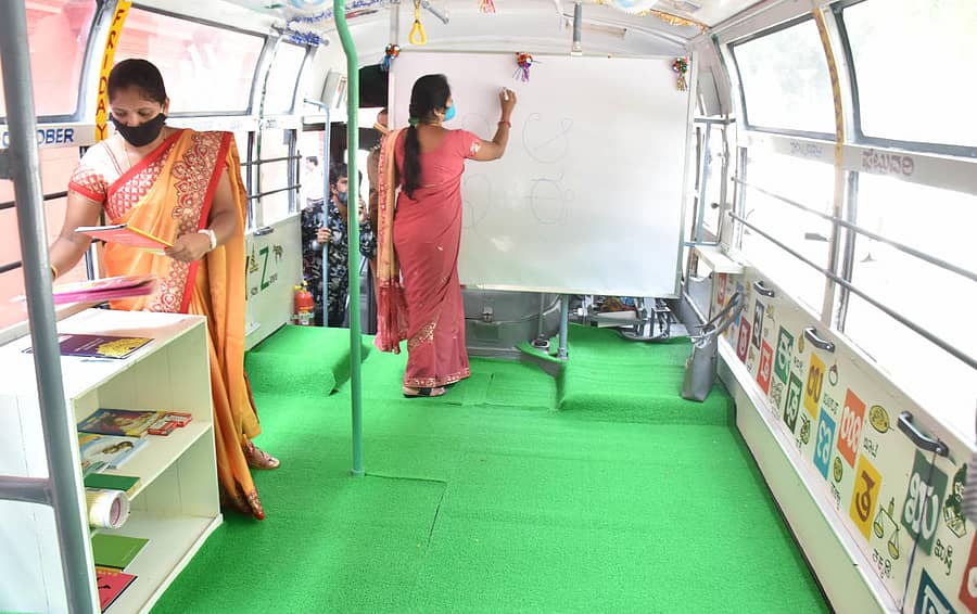 ‘ಮನೆ ಬಾಗಿಲಿಗೆ ಶಾಲೆ’ ಕಾರ್ಯಕ್ರಮದ ಸಲುವಾಗಿ ಸಂಚಾರ ಶಾಲೆಯನ್ನಾಗಿ ಮಾರ್ಪಡಿಸಲಾದ ಬಿಎಂಟಿಸಿ ಬಸ್ಗಳನ್ನು ಅಣಿಗೊಳಿಸುತ್ತಿರುವ ಶಿಕ್ಷಕಿಯರು– ಪ್ರಜಾವಾಣಿ ಚಿತ್ರ