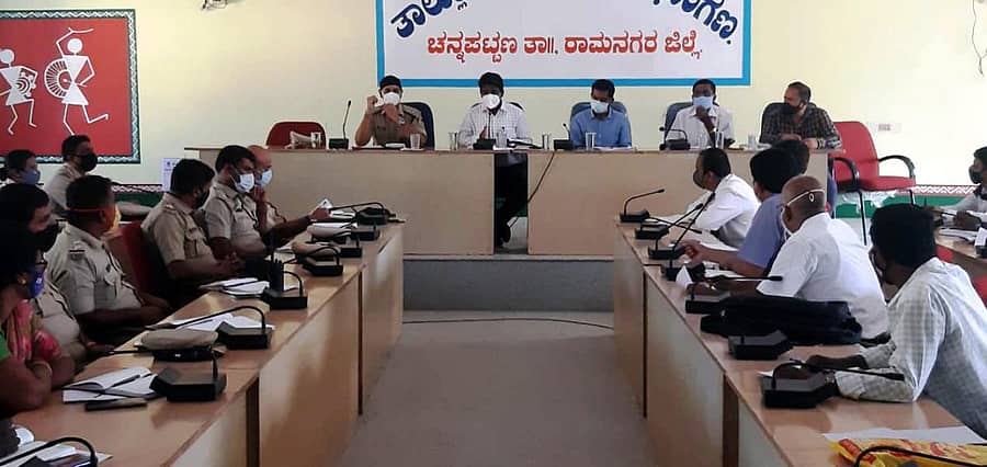 ಚನ್ನಪಟ್ಟಣದ ತಾ.ಪಂ ಸಭಾಂಗಣದಲ್ಲಿ ನಡೆದ ಕೊರೊನಾ ಜಾಗೃತಿ ಸಭೆಯಲ್ಲಿ ಜಿಲ್ಲಾಧಿಕಾರಿ ಡಾ.ಕೆ. ರಾಕೇಶ್ ಕುಮಾರ್ ಮಾತನಾಡಿದರು