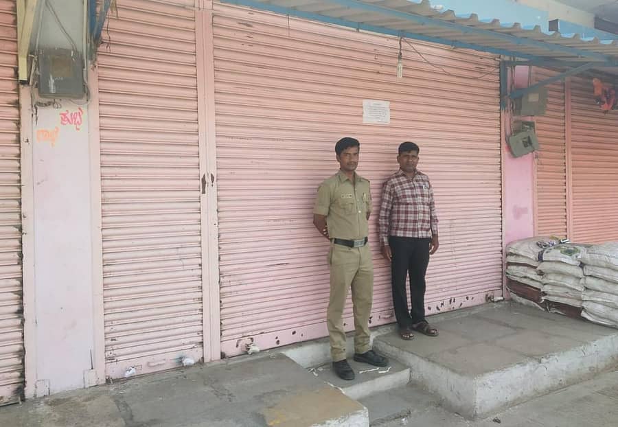 ಸೇಡಂನಲ್ಲಿ ದಾಳಿ ನಡೆಸಿದ ಅಧಿಕಾರಿಗಳು ಅಕ್ರಮ ಪಡಿತರ ದಾಸ್ತಾನು ಶನಿವಾರ ಮುಚ್ಚಿಸಿದರು