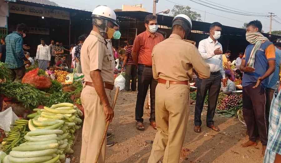 ತಹಶೀಲ್ದಾರ್ ಎಚ್. ವಿಶ್ವನಾಥ್, ನಗರಸಭೆ ಪೌರಾಯುಕ್ತ ಮನ್ಸೂರ್ ಅಲಿ, ಕಂದಾಯ ಇಲಾಖೆಯ ಇನ್ಸ್ಪೆಕ್ಟರ್ ಜಿ. ಮಲ್ಲಿಕಾರ್ಜುನಗೌಡ ಅವರು ಭಾನುವಾರ ಹೊಸಪೇಟೆಯ ಎಪಿಎಂಸಿಯಲ್ಲಿ ಮಾಸ್ಕ್ ಧರಿಸದವರಿಗೆ ಎಚ್ಚರಿಕೆ ನೀಡಿದರು
