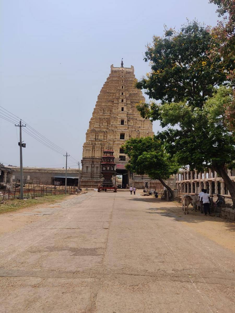 ಪ್ರವಾಸಿಗರು, ಭಕ್ತರಿಲ್ಲದೆ ಬಣಗುಡುತ್ತಿರುವ ಹಂಪಿ ರಥಬೀದಿ