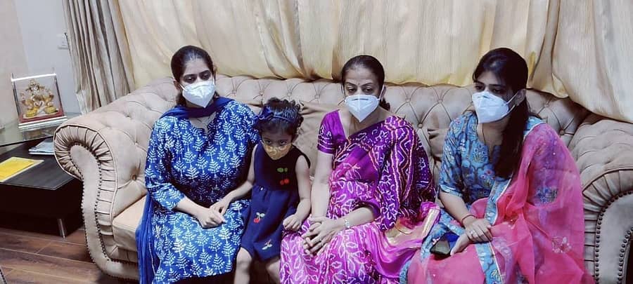 ಬೆಳಗಾವಿ ಲೋಕಸಭಾ ಕ್ಷೇತ್ರದ ಉಪ ಚುನಾವಣೆ ಅಭ್ಯರ್ಥಿ ಮಂಗಲಾ ಸುರೇಶ ಅಂಗಡಿ ಮನೆಯಲ್ಲಿ ಭಾನುವಾರ ವಿಶ್ರಾಂತಿ ಪಡೆದರು. ಪುತ್ರಿಯರು ಹಾಗೂ ಮೊಮ್ಮಗಳು ಇದ್ದಾರೆ