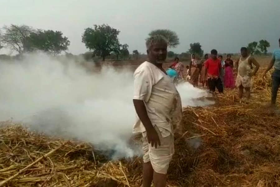 ಹನುಮಸಾಗರ ಸಮೀಪದ ಮಲಕಾಪುರ ಗ್ರಾಮದಲ್ಲಿ ಸಿಡಿಲು ಬಡಿದು ಬಣವೆ ಸುಟ್ಟು ಹೋಗಿದೆ