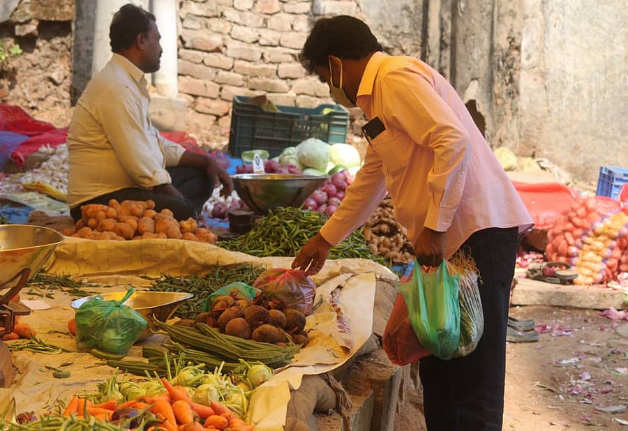 ಕೋಲಾರದ ಟಿ.ಚನ್ನಯ್ಯ ಸಂತೆ ಮೈದಾನ ಮಾರುಕಟ್ಟೆಯಲ್ಲಿ ಗ್ರಾಹಕರೊಬ್ಬರು ನಿಷೇಧಿತ ಪ್ಲಾಸ್ಟಿಕ್‌ ಕವರ್‌ನಲ್ಲಿ ತರಕಾರಿ ಕೊಂಡೊಯ್ಯುತ್ತಿರುವುದು.