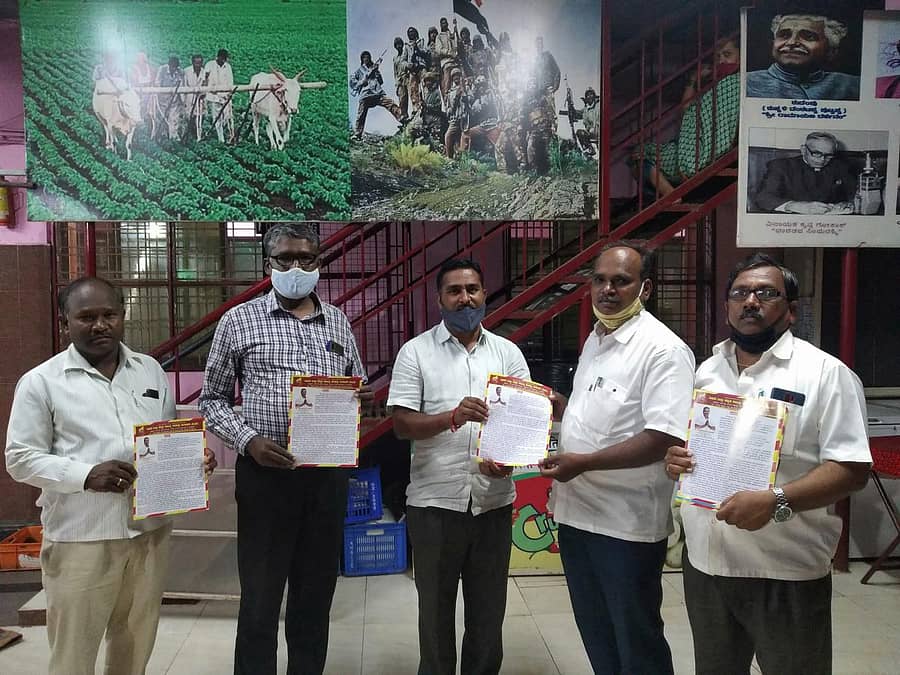 ಬೀದರ್‌ನ ಮೈಲೂರು ಕ್ರಾಸ್‌ನ ಮಹಾಲಕ್ಷ್ಮಿ ಸಭಾಭವನದಲ್ಲಿ ಕಸಾಪ ಜಿಲ್ಲಾ ಘಟಕದ ಅಧ್ಯಕ್ಷ ಸ್ಥಾನಕ್ಕೆ ಸ್ಪರ್ಧಿಸಿರುವ ಸಂಜೀವಕುಮಾರ ಅತಿವಾಳೆ ಅವರು ಮತದಾರರಿಗೆ ಕರಪತ್ರ ಹಂಚಿದರು