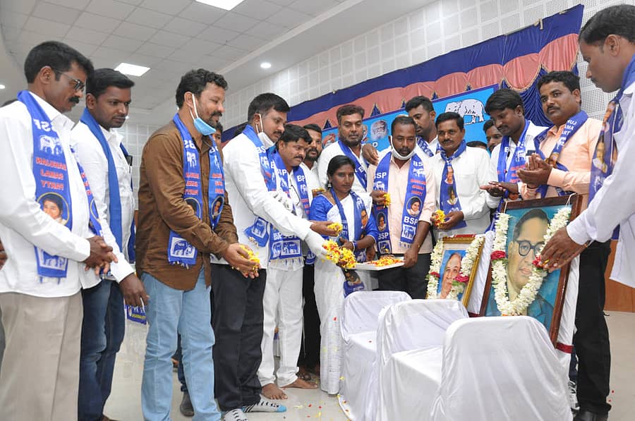 ಸಮಾವೇಶದಲ್ಲಿ ಡಾ.ಬಿ.ಆರ್.ಅಂಬೇಡ್ಕರ್ ಹಾಗೂ ಕಾನ್ಶಿರಾಂ ಅವರ ಭಾವಚಿತ್ರಗಳಿಗೆ ಗಣ್ಯರು ಪುಷ್ಪಾರ್ಚನೆ ಮಾಡಿದರು