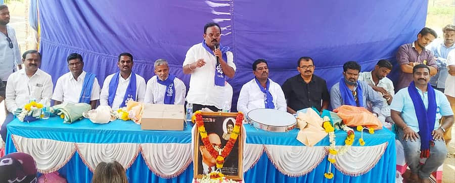 ಮಾನ್ವಿಯಲ್ಲಿ ಶನಿವಾರ ನಡೆದ ಡಾ.ಬಿ.ಆರ್.ಅಂಬೇಡ್ಕರ್ ಜಯಂತಿ ಕಾರ್ಯಕ್ರಮದಲ್ಲಿ ನಯೋಪ್ರಾ ಮಾಜಿ ಸದಸ್ಯ ಪಿ.ಅನಿಲ್ಕುಮಾರ ಮಾತನಾಡಿದರು