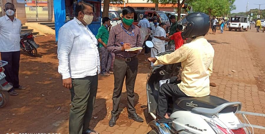 ಹುಮನಾಬಾದ್‌ ಪಟ್ಟಣದ ಅಂಬೇಡ್ಕರ್‌ ವೃತ್ತದಲ್ಲಿ ಮಾಸ್ಕ್ ಧರಿಸದ ಪ್ರಯಾಣಿಕರಿಗೆ ಪುರಸಭೆ ಅಧಿಕಾರಿಗಳು ದಂಡ ವಿಧಿಸಿದರು