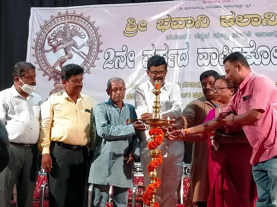 ಚನ್ನಪಟ್ಟಣದ ಶತಮಾನೋತ್ಸವ ಭವನದಲ್ಲಿ ನಡೆದ ‘ನೃತ್ಯ ರಂಜನ’ ಕಾರ್ಯಕ್ರಮವನ್ನು ರಮೇಶ್ ಗೌಡ ಉದ್ಘಾಟಿಸಿದರು