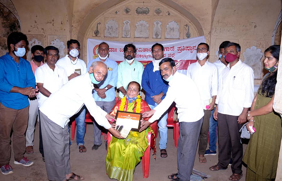 ಬಸವಕಲ್ಯಾಣದಲ್ಲಿ ಭಾನುವಾರ ಲಿಗಾಡೆ ಪ್ರತಿಷ್ಠಾನದಿಂದ ನಡೆದ ಪ್ರಾಚೀನ ಸ್ಮಾರಕಗಳ ಸಂರಕ್ಷಣೆ ಕುರಿತಾದ ಉಪನ್ಯಾಸದಲ್ಲಿ ತಹಶೀಲ್ದಾರ್ ಮೀನಾಕುಮಾರಿ ಬೋರಾಳಕರ್ ಅವರನ್ನು ಸನ್ಮಾನಿಸಲಾಯಿತು