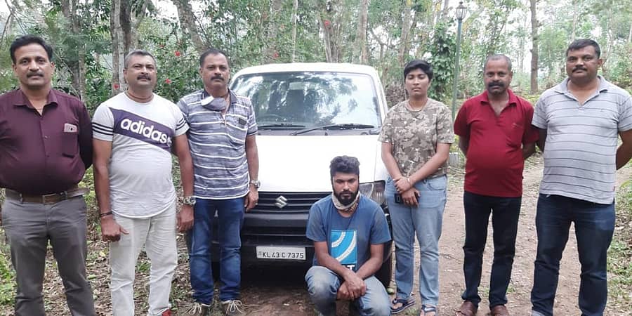 ವಿರಾಜಪೇಟೆ ತಾಲ್ಲೂಕಿನ ಮಾಲ್ದಾರೆ ವ್ಯಾಪ್ತಿಯಲ್ಲಿ ಬೀಟೆ ಮರ ಕಡಿದು ಸಾಗಿಸಲು ಯತ್ನಿಸುತ್ತಿದ್ದ ವ್ಯಕ್ತಿಯನ್ನು ಅರಣ್ಯ ಸಂಚಾರಿ ದಳದವರು ಭಾನುವಾರ ಬಂಧಿಸಿದರು