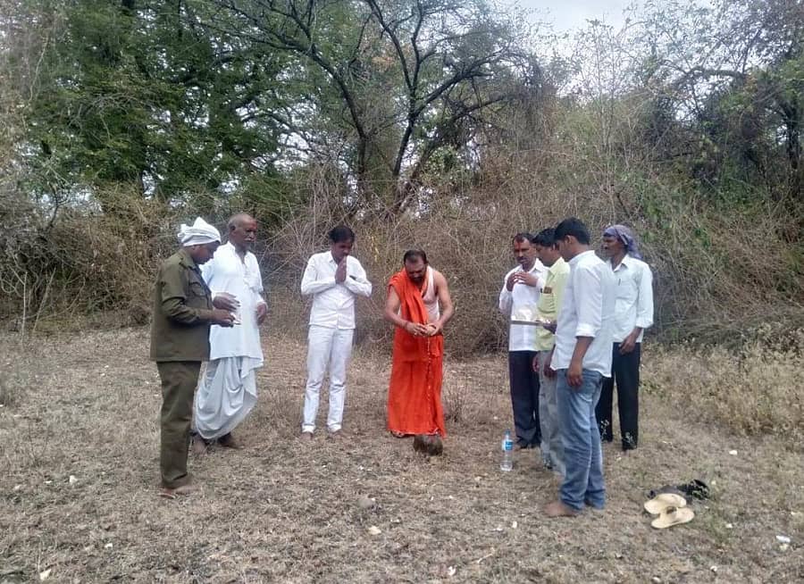 ಕಮಲನಗರ ತಾಲ್ಲೂಕಿನ ಡೋಣಗಾಂವ್ (ಎಂ) ಗ್ರಾಮದ ಭಕ್ತಮುಡಿ ಮಾಹಳಪ್ಪಯ್ಯನ ಸನ್ನಿಧಿಯಲ್ಲಿ ಪುಷ್ಕರಣಿ ನಿರ್ಮಾಣ ಕಾಮಗಾರಿಗೆ ಡಾ.ಶಂಭುಲಿಂಗ ಶಿವಾಚಾರ್ಯರು ಚಾಲನೆ ನೀಡಿದರು