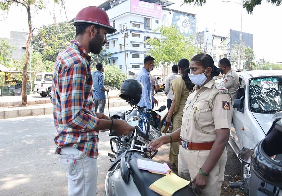ಶಿವಮೊಗ್ಗದ ಉಷಾ ನರ್ಸಿಂಗ್ ಹೋಂ ಬಳಿ ಮಾಸ್ಕ್ ಇಲ್ಲದೆ ಸಂಚರಿಸುತ್ತಿದ್ದ ವಾಹನ ಸವಾರರಿಗೆ ಪೊಲೀಸರು ದಂಡ ವಿಧಿಸಿದರು.