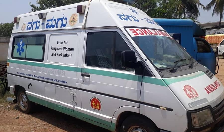 ದಾವಣಗೆರೆಯ ಬಾಡ ಕ್ರಾಸ್ ಬಳಿಯ ಪ್ರೇರಣಾ ಸರ್ವೀಸ್ ಸೆಂಟರ್ನಲ್ಲಿ ನಿಂತಿರುವ ‘ನಗು–ಮಗು’ ಆಂಬುಲೆನ್ಸ್