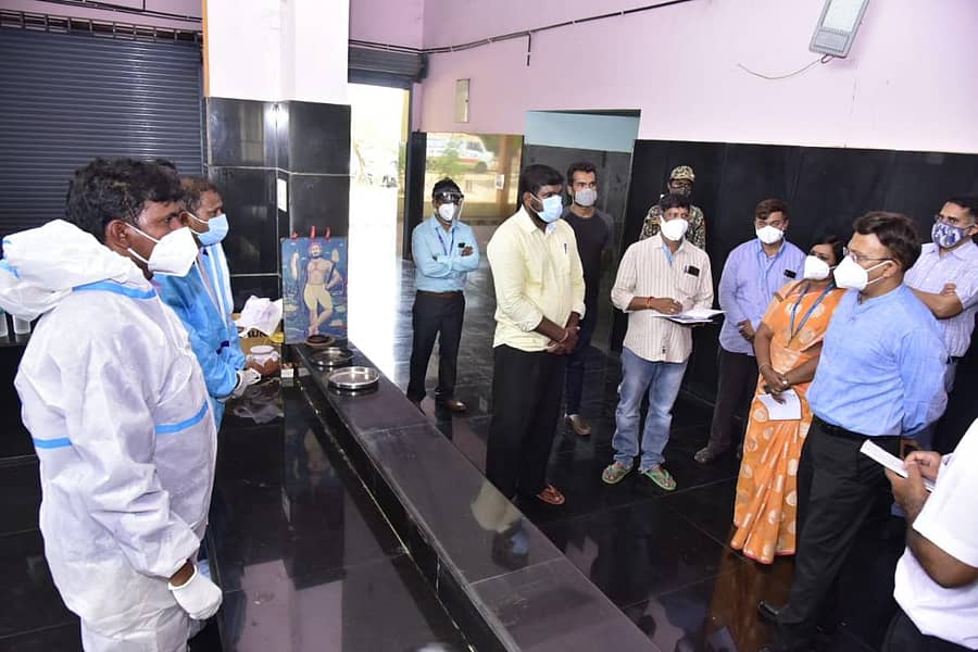 ಬಿಬಿಎಂಪಿ ಮುಖ್ಯ ಆಯುಕ್ತ ಗೌರವ್‌ ಗುಪ್ತ ಅವರು ಮೇಡಿ ಅಗ್ರಹಾರದ ವಿದ್ಯುತ್ ಚಿತಾಗಾರಕ್ಕೆ ಭಾನುವಾರ ಭೇಟಿ ನೀಡಿ ಪರಿಶೀಲಿಸಿದರು.